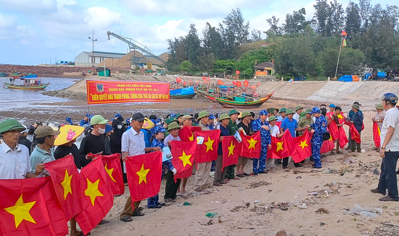 Thông qua tuyên truyền nhằm nâng cao nhận thức, ý thức, trách nhiệm cho ngư dân về khai thác hải sản theo đúng quy định của pháp luật Việt Nam và Điều ước quốc tế đối với các vùng biển thuộc chủ quyền, quyền chủ quyền của Việt Nam, vùng biển quốc tế và nước ngoài. Tại chương trình, ban tổ chức cũng trao tặng cờ Tổ quốc và áo phao cho các ngư dân trên địa bàn xóm Hải Thịnh (xã Nghi Thiết). Thông qua tuyên truyền nhằm nâng cao nhận thức, ý thức, trách nhiệm cho ngư dân về khai thác hải sản theo đúng quy định của pháp luật Việt Nam và Điều ước quốc tế đối với các vùng biển thuộc chủ quyền, quyền chủ quyền của Việt Nam, vùng biển quốc tế và nước ngoài. Tại chương trình, ban tổ chức cũng trao tặng cờ Tổ quốc và áo phao cho các ngư dân trên địa bàn xóm Hải Thịnh (xã Nghi Thiết).