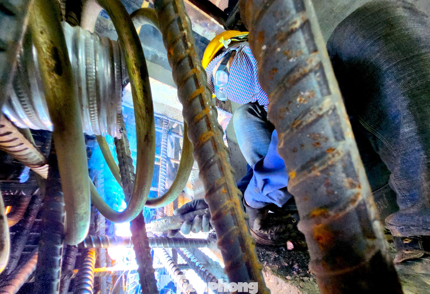 Cầu có thiết kế lớn, kết cấu phức tạp nên nhiều công nhân phải tập trung cao độ để làm việc. Nhiều lúc, các công nhân phải hàn sắt thép trong không gian chật hẹp ở bên trong dầm cầu. Cầu có thiết kế lớn, kết cấu phức tạp nên nhiều công nhân phải tập trung cao độ để làm việc. Nhiều lúc, các công nhân phải hàn sắt thép trong không gian chật hẹp ở bên trong dầm cầu.