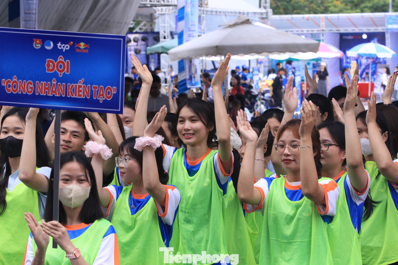 Sau lễ khai mạc, các thanh niên công nhân tham gia nhiều trò chơi sôi nổi, đặc sắc. Sau lễ khai mạc, các thanh niên công nhân tham gia nhiều trò chơi sôi nổi, đặc sắc.