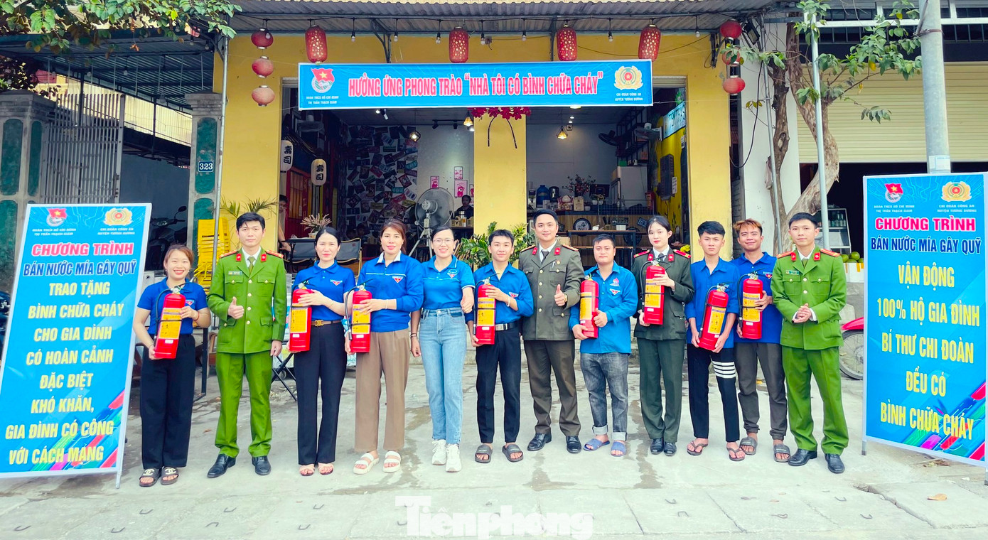 Từ số tiền gây quỹ, các bạn trẻ Tương Dương đã trang bị 22 bình chữa cháy. Trong đó, trao 10 bình cho 10 hộ gia đình có hoàn cảnh khó khăn, gia đình có công với cách mạng. 12 bình còn lại được trao tặng cho 12 chi đoàn trên địa bàn thị trấn Thạch Giám để có thể chủ động hỗ trợ người dân trên địa bàn. Ảnh: Lô Việt Đức