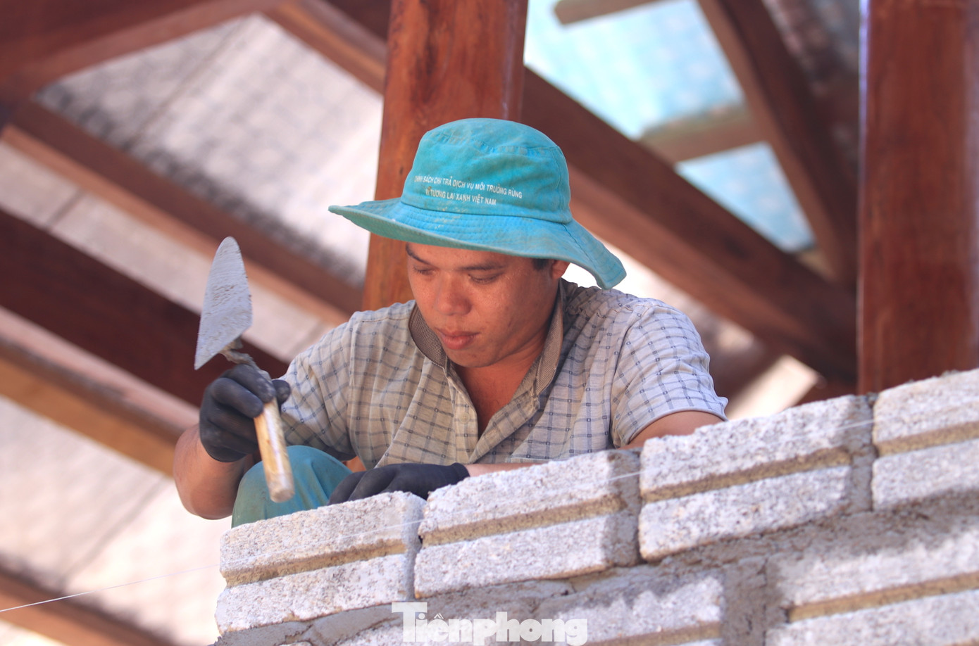 Cùng với sự hỗ trợ của các đoàn thể, chính quyền địa phương và người dân, căn nhà của anh Bình đang dần hoàn thiện.