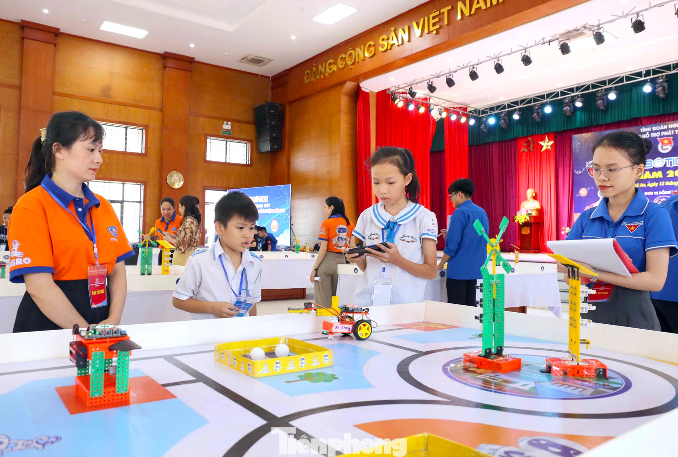 Các học sinh tiểu học và trung học cơ sở được chia làm 2 bảng tranh tài nhau với nhiều thử thách được đặt ra trên sa bàn.