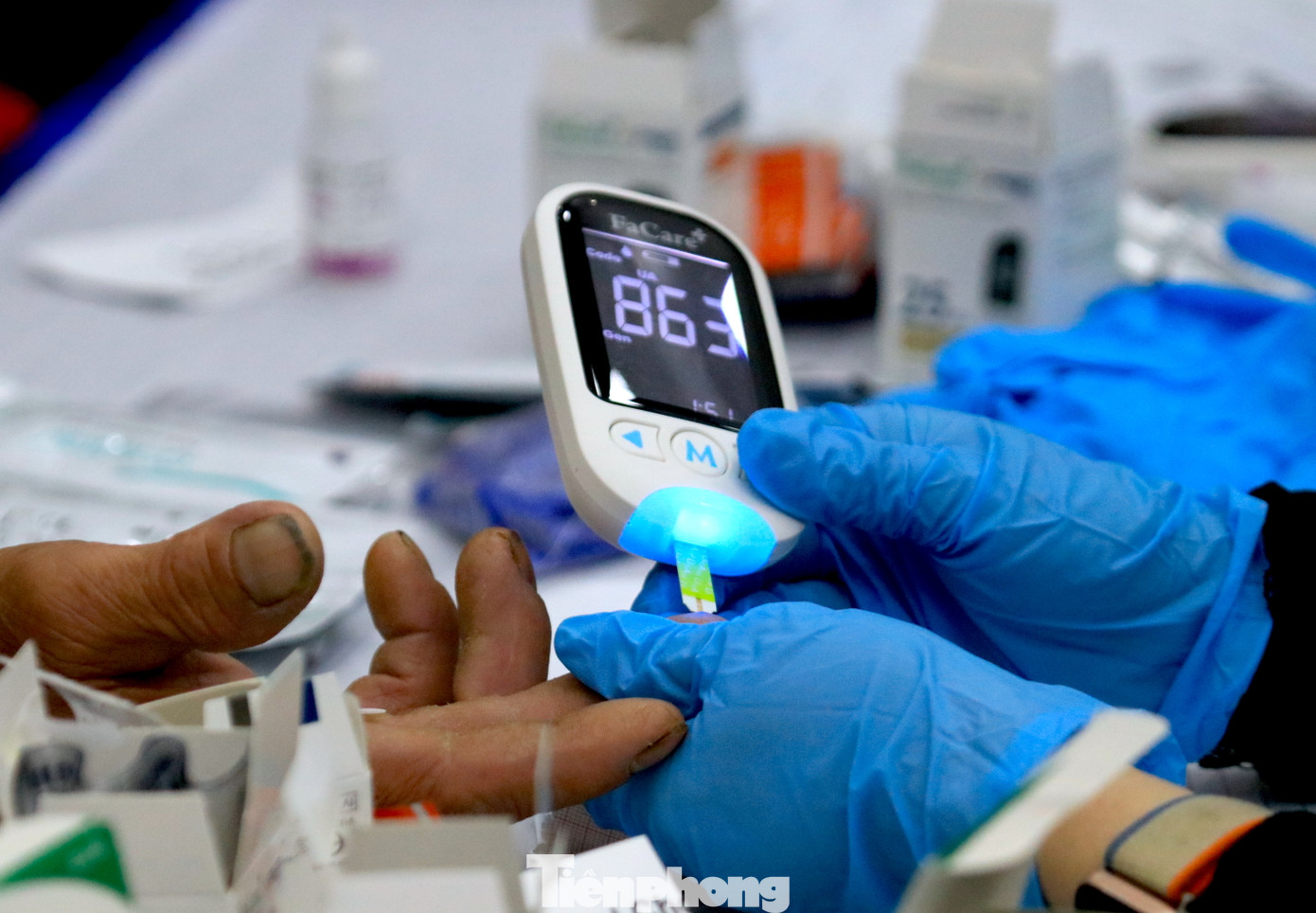 Người dân được các bác sĩ đo lượng đường trong máu và mỡ máu. Đây là một trong những căn bệnh nguy hiểm thường gặp. Nếu kịp thời phát hiện và phòng tránh, chữa trị, người dân sẽ ngăn chặn được căn bệnh và giảm nguy cơ những biến chứng nguy hiểm.