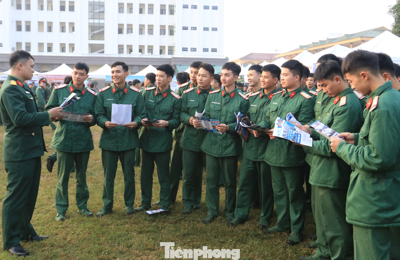 Ngày hội đã góp phần nâng cao nhận thức của thanh niên hoàn thành nghĩa vụ quân sự về nghề nghiệp, việc làm. Ngày hội đã góp phần nâng cao nhận thức của thanh niên hoàn thành nghĩa vụ quân sự về nghề nghiệp, việc làm.