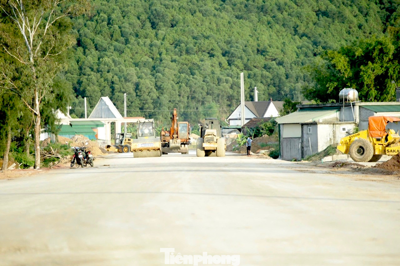 Về công tác giải phóng mặt bằng (GPMB), hiện đã bàn giao 58,88 km/59,9 km, đạt 98,2%. Còn lại 1,02 km bị vướng chưa được bàn giao. Trong đó: Thị xã Hoàng Mai còn lại 0,04 km; huyện Quỳnh Lưu còn lại 0,43 km; huyện Diễn Châu còn lại 0,05 km; huyện Nghi Lộc còn lại 0,5 km. Về công tác giải phóng mặt bằng (GPMB), hiện đã bàn giao 58,88 km/59,9 km, đạt 98,2%. Còn lại 1,02 km bị vướng chưa được bàn giao. Trong đó: Thị xã Hoàng Mai còn lại 0,04 km; huyện Quỳnh Lưu còn lại 0,43 km; huyện Diễn Châu còn lại 0,05 km; huyện Nghi Lộc còn lại 0,5 km.