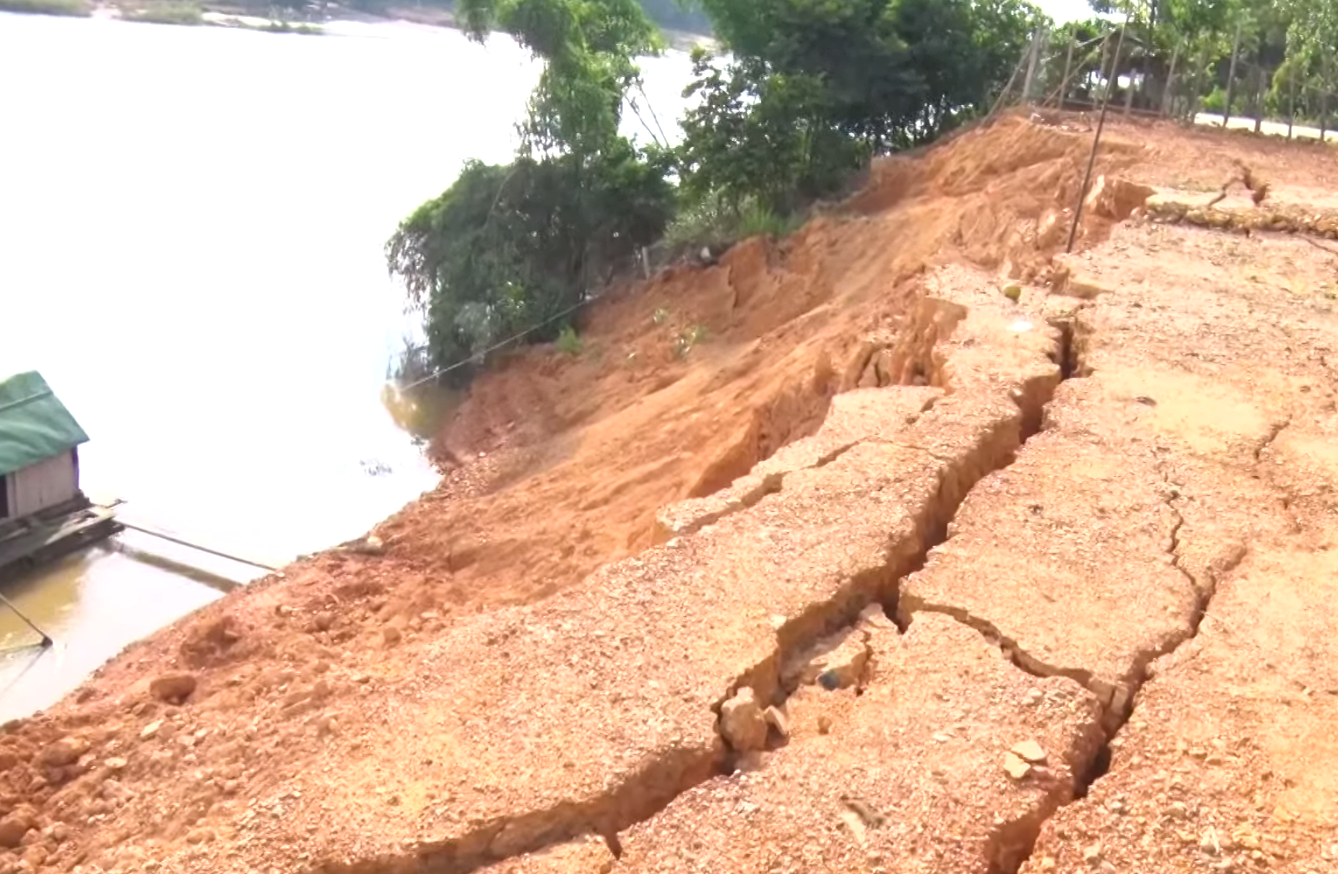 Bờ sông sạt lở, đất nứt nẻ tiến sát vào nhà dân. Bờ sông sạt lở, đất nứt nẻ tiến sát vào nhà dân.