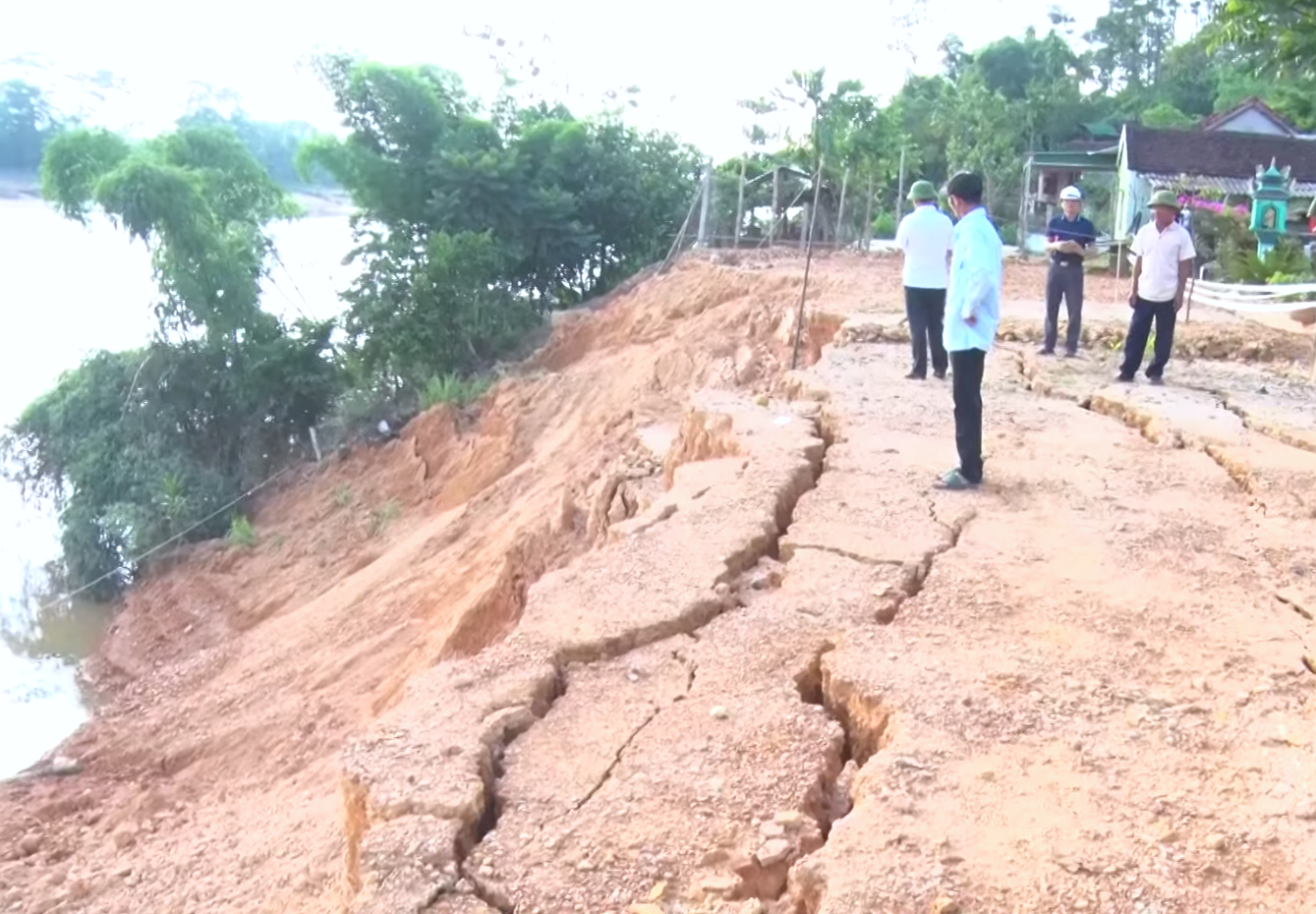 Lãnh đạo huyện Anh Sơn, xã Lạng Sơn đã đến hiện trường kiểm tra và cho xử lý san, gạt đất, hạ thấp điểm sạt lở. Cơ quan chức năng cũng giăng dây cảnh báo không cho người dân vào trong để đảm bảo an toàn. Lãnh đạo huyện Anh Sơn, xã Lạng Sơn đã đến hiện trường kiểm tra và cho xử lý san, gạt đất, hạ thấp điểm sạt lở. Cơ quan chức năng cũng giăng dây cảnh báo không cho người dân vào trong để đảm bảo an toàn.