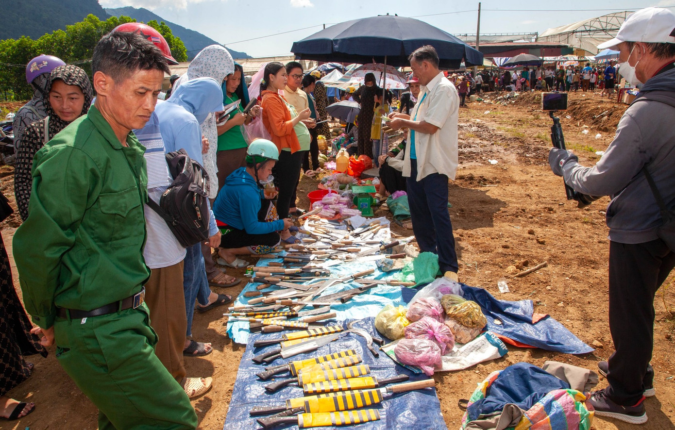 Đôi khi đó chỉ là những chiếc dao mẹo làm thủ công nhưng cũng thu hút rất đông du khách đến mua. Đôi khi đó chỉ là những chiếc dao mẹo làm thủ công nhưng cũng thu hút rất đông du khách đến mua.