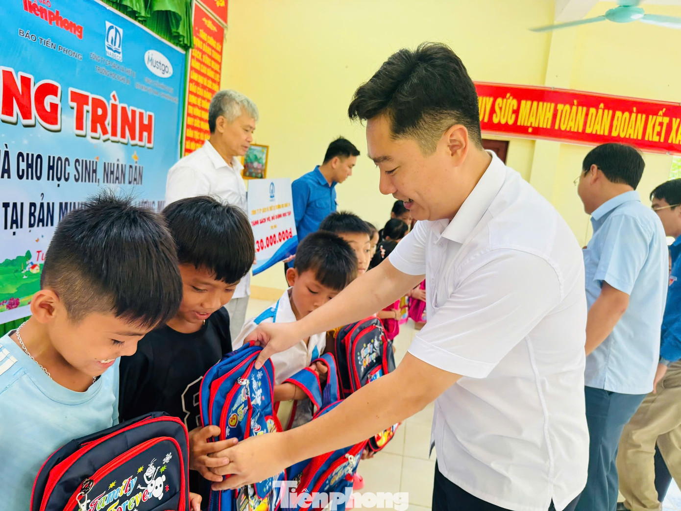 Ông Lê Văn Lương - Ủy viên Ban Chấp hành Đảng bộ tỉnh, Bí thư Huyện ủy Tương Dương trao quà đến các em học sinh. Ông Lê Văn Lương - Ủy viên Ban Chấp hành Đảng bộ tỉnh, Bí thư Huyện ủy Tương Dương trao quà đến các em học sinh.