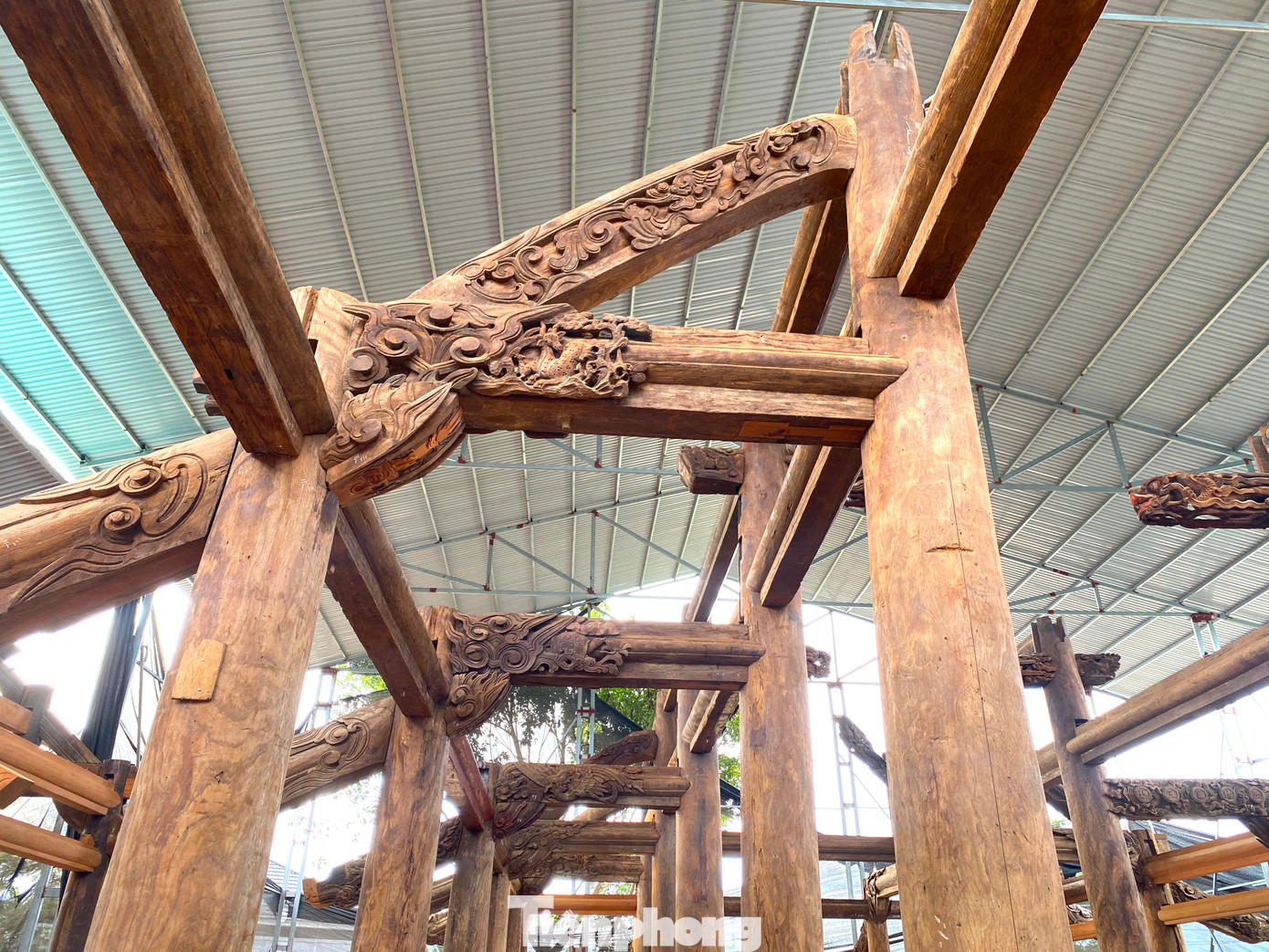 Trải qua gần 300 năm, ngôi đình đã xuống cấp nghiêm trọng. Nhiều cấu kiện gỗ bị mục nát ảnh hưởng đến kết cấu và chịu lực của đình.