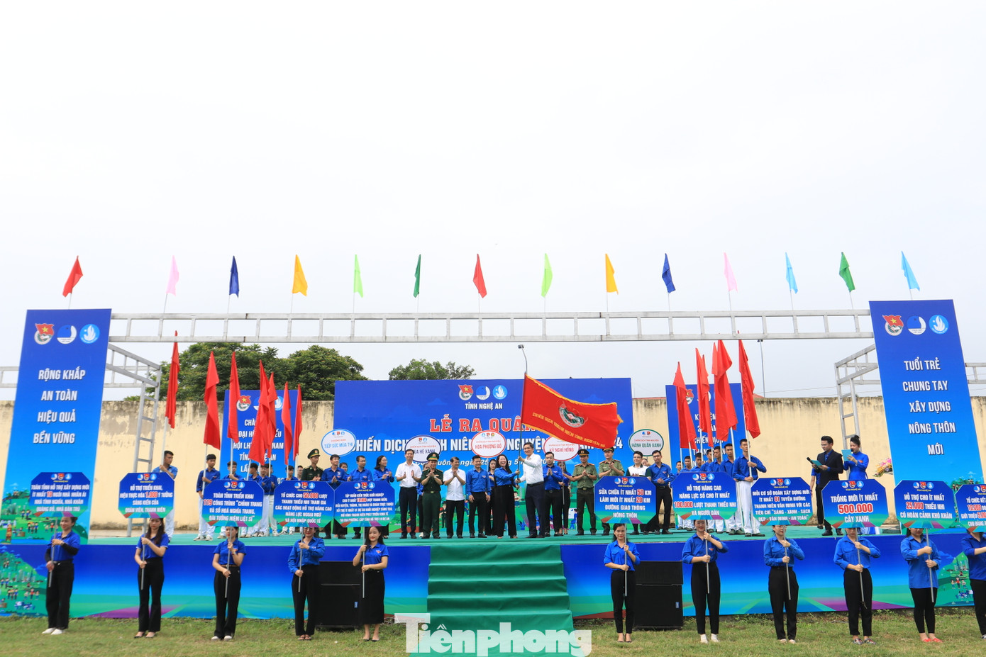 Ngày 25/5, Ban Thường vụ Tỉnh Đoàn Nghệ An đã tổ chức Lễ ra quân Chiến dịch tình nguyện Hè 2024 tại huyện miền núi Con Cuông. Cùng với đó, nhiều huyện, thị trên địa bàn tỉnh cùng đồng loạt tổ chức lễ ra quân và triển khai nhiều hoạt động hưởng ứng.