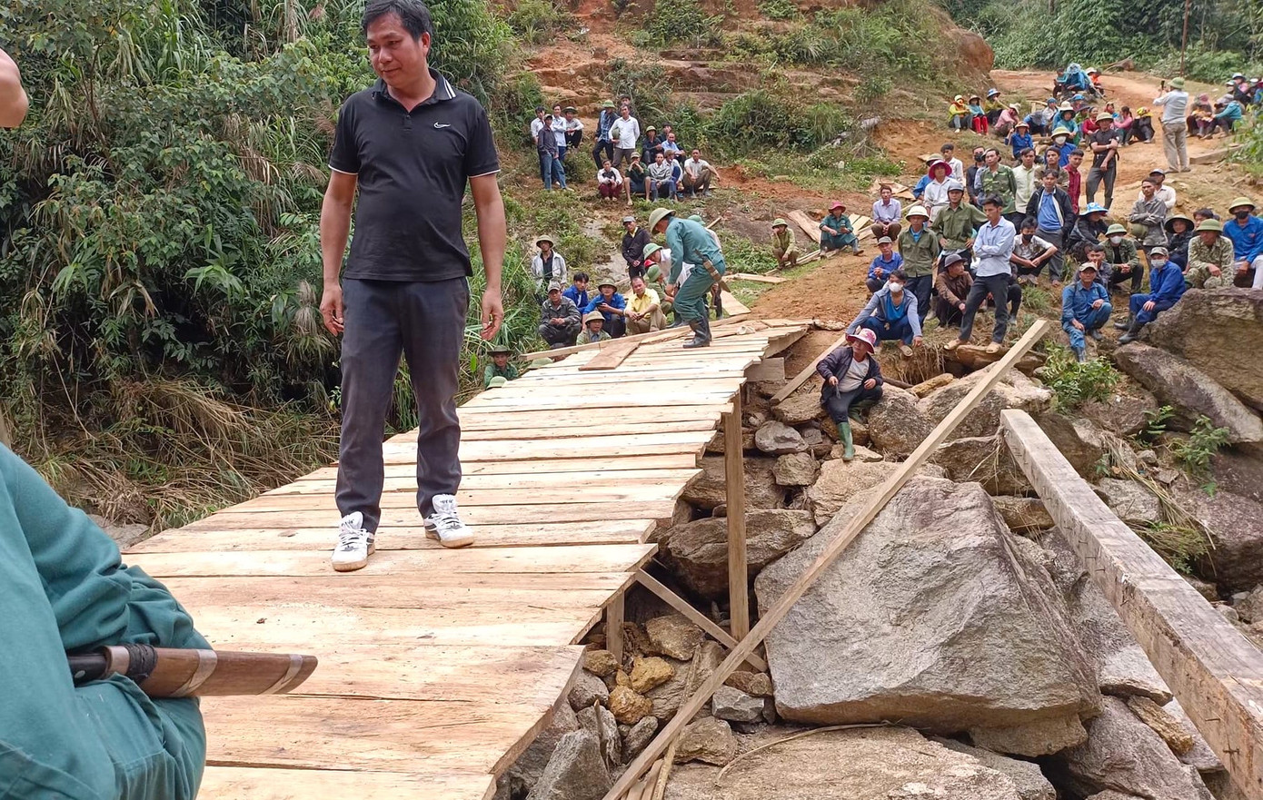 Trong vòng 2 ngày, cây cầu đã được dựng lên hoàn chỉnh, đảm bảo chắc chắn cho bà con đi xe máy qua cầu. Trong vòng 2 ngày, cây cầu đã được dựng lên hoàn chỉnh, đảm bảo chắc chắn cho bà con đi xe máy qua cầu.