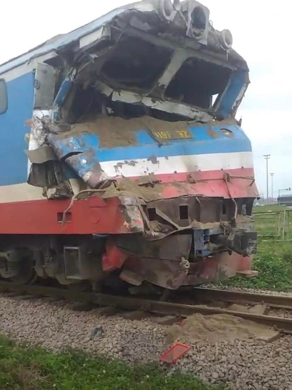 Sau vụ tai nạn, đầu tàu bị móp, hư hỏng nghiêm trọng.