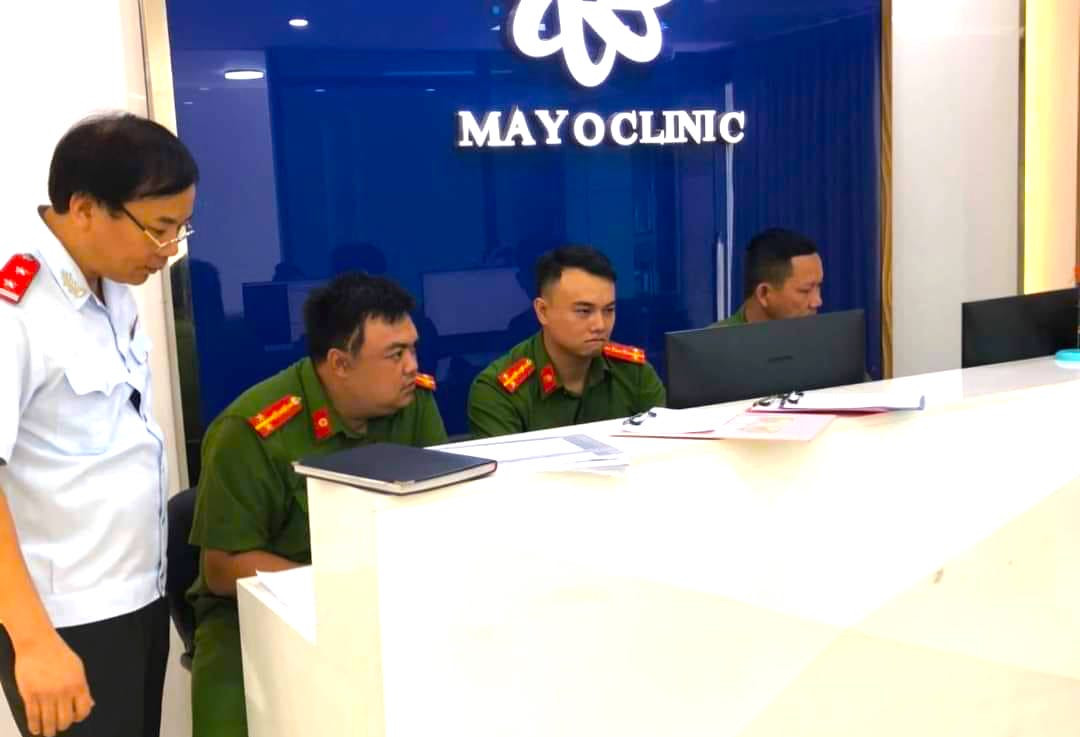 Cơ quan chức năng kiểm tra tại cơ sở thẩm mỹ MAYO Clinic sau khi có phản ánh của công dân. Cơ quan chức năng kiểm tra tại cơ sở thẩm mỹ MAYO Clinic sau khi có phản ánh của công dân.