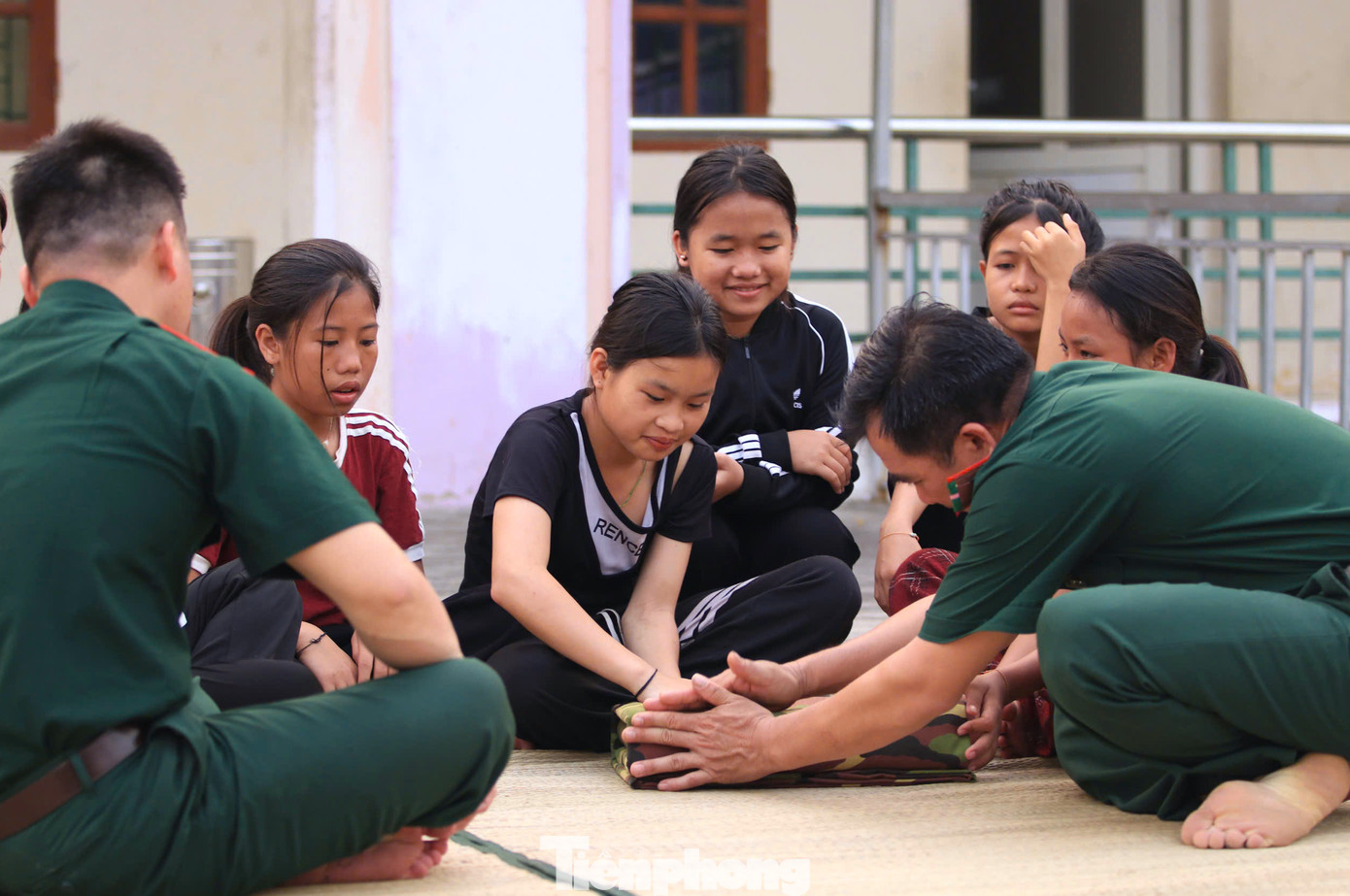“Thời gian đầu, chúng tôi phải dạy các em từ cách việc gấp chăn màn, vệ sinh cá nhân đến việc vệ sinh dọn dẹp, giặt quần áo. Dần dần các em cũng quen với nền nếp và giờ giấc”, Thiếu tá Phan Văn Thắm nói và cho biết, mùa hè các em sẽ dậy từ 5h sáng còn mùa đông sẽ thức dậy lúc 5h30.