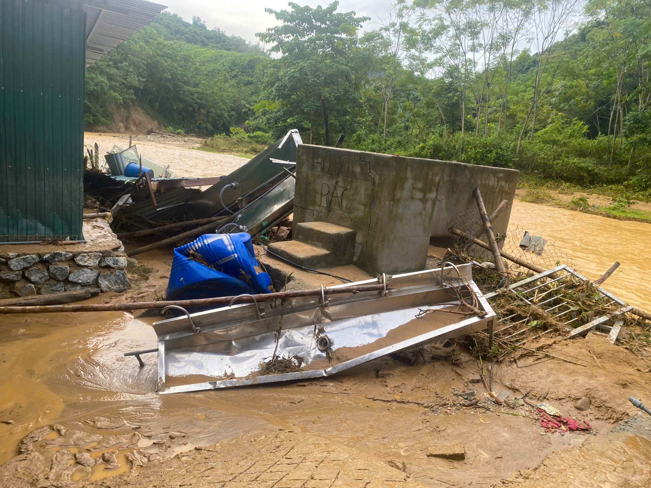 Không chỉ sách vở, nhiều tài sản, dụng cụ sinh hoạt trong trường cũng đã bị trận lũ ống cuốn trôi gây hư hỏng.