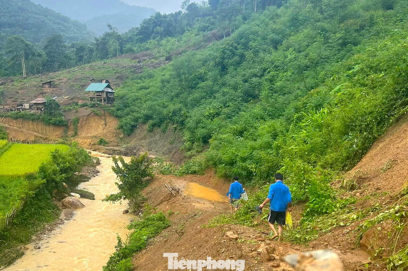 Trước tình thế trên, 10 đoàn viên thanh niên thị trấn Thạch Giám cùng lực lượng dân quân tự vệ đã mang theo cuốc, lội suối, băng rừng vào sửa chữa lại những điểm sạt lở, đảm bảo giao thông cho bà con nhân dân.