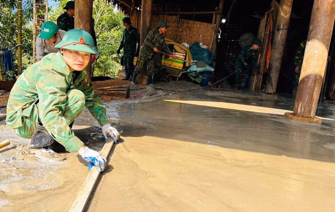 Tại huyện Tương Dương (Nghệ An), Đồn Biên phòng Tam Quang và lực lượng dân quân địa phương đã phối hợp thực hiện chiến dịch “90 ngày đêm” xây dựng, sửa chữa nhà cho người nghèo, người có hoàn cảnh khó khăn về nhà ở.