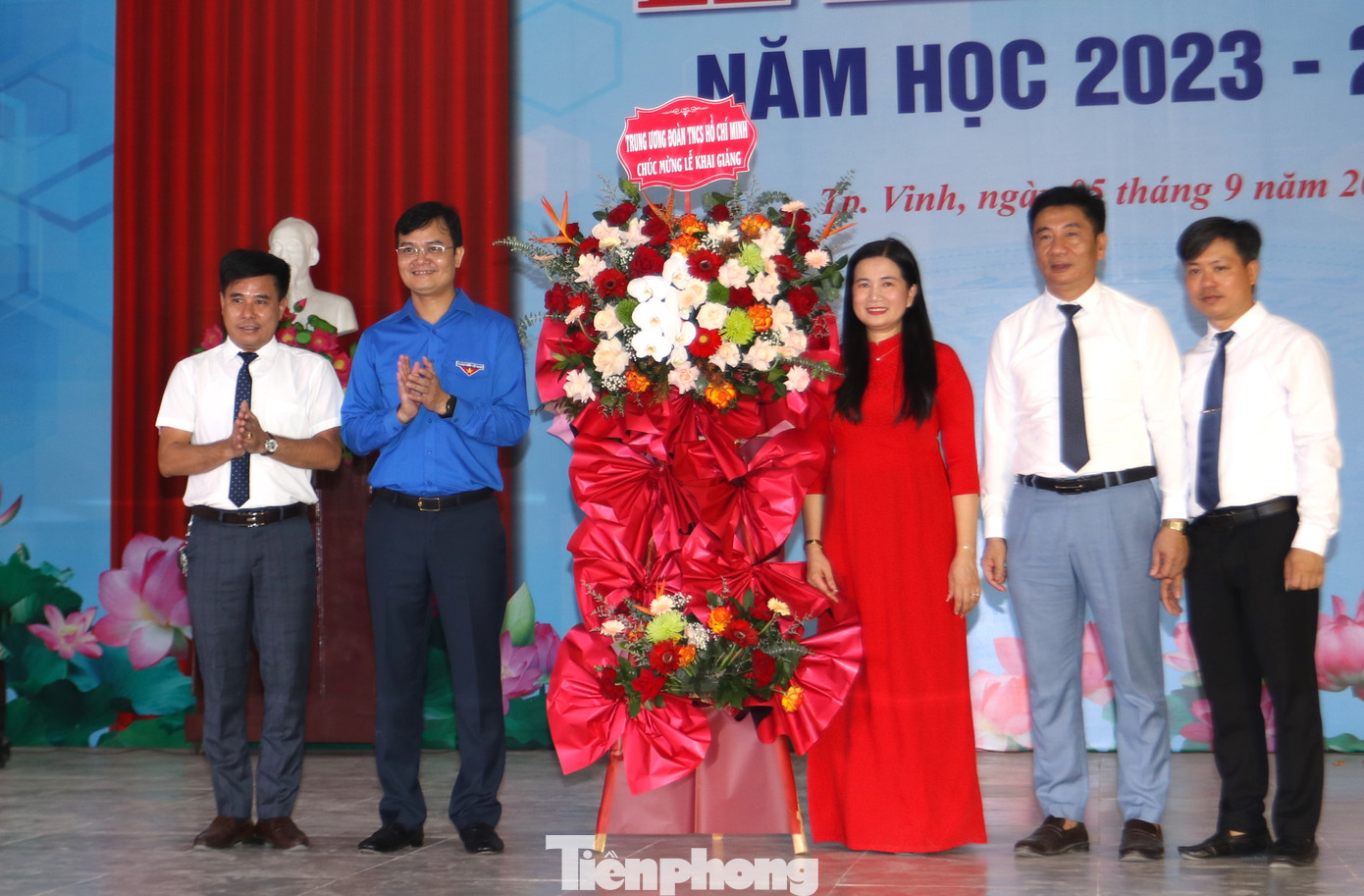 Anh Bùi Quang Huy - Bí thư thứ nhất Trung ương Đoàn tặng hoa và quà cho trường THPT DTNT Nghệ An.