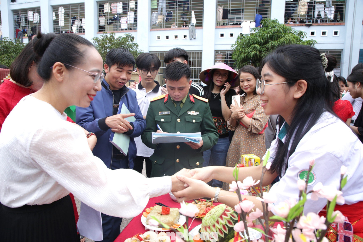 Các giám khảo, các chiến sĩ bộ đội chấm điểm cho các đội thi.