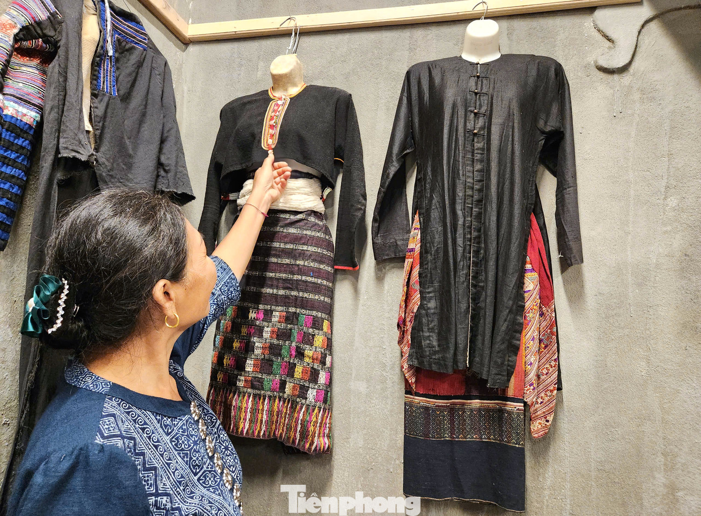 "Có những món đồ trưng bày trong này tôi phải bỏ ra hàng chục triệu đồng mới mua được chứ không đơn giản. Tiền chưa nói đến nhưng khi mình mua được món đồ cổ, quý, có ý nghĩa về lịch sử cũng là cái duyên và mình cảm thấy thích thú. Qua đó tôi cũng muốn cho du khách được xem và hiểu hơn về các nét văn hóa của người dân tộc”, bà Bích nói và cho hay để sở hữu bộ sưu tập này, ước tính bà đã chi ra gần 400 triệu đồng để mua đồ suốt hàng chục năm qua.