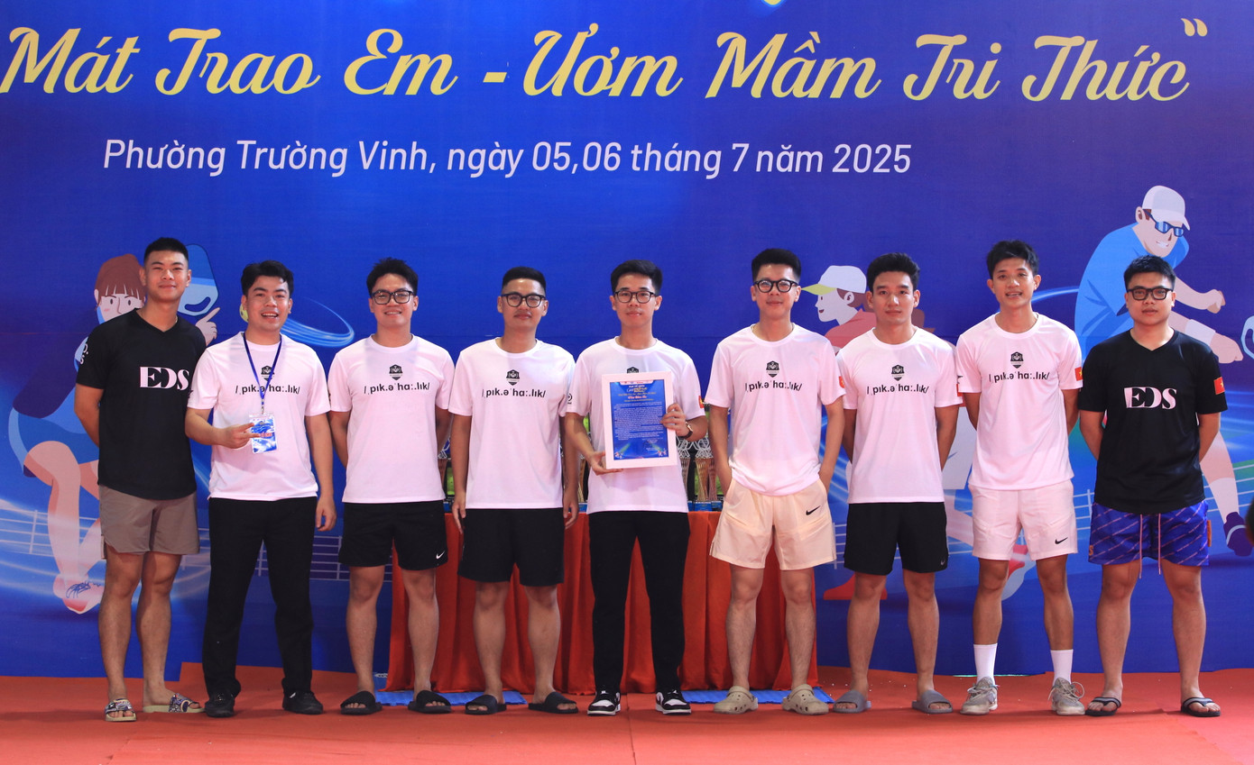 Các câu lạc bộ, đội nhóm chụp hình check-in cùng giải đấu. Các câu lạc bộ, đội nhóm chụp hình check-in cùng giải đấu.