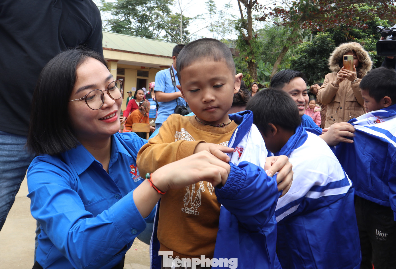 230 áo ấm được trao tặng đến cho các em học sinh tại xã Lục Dạ.