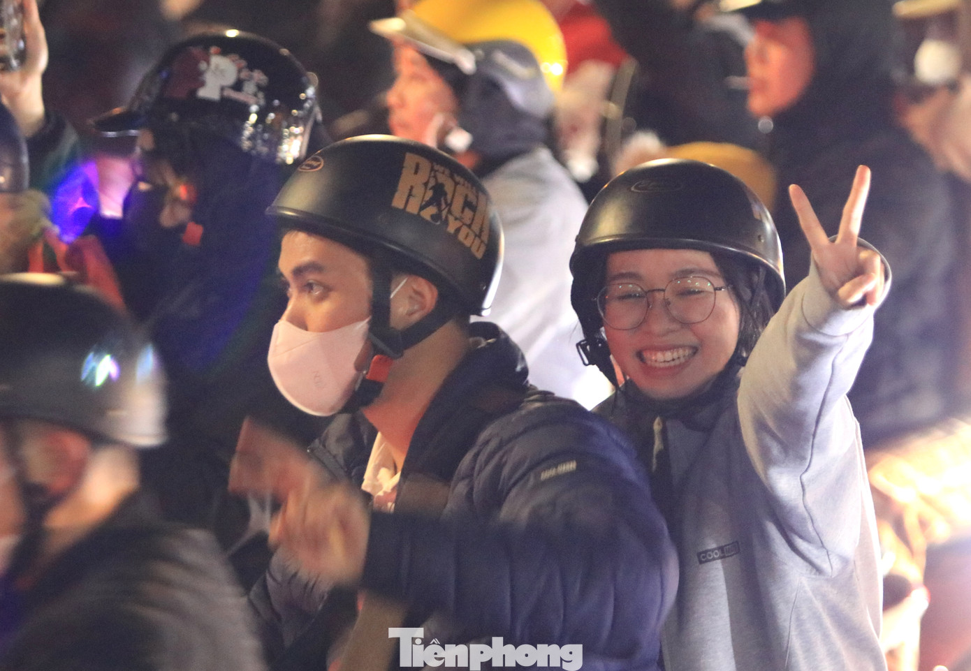 Những chàng trai, cô gái, cặp đôi tranh thủ ra đường ăn mừng cùng dòng người đông đúc.