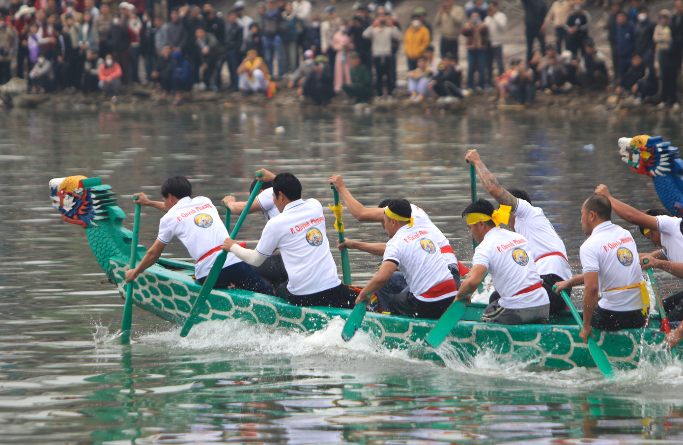 Các tay đua rắn rỏi cố hết sức mình để chèo thuyền về đích.