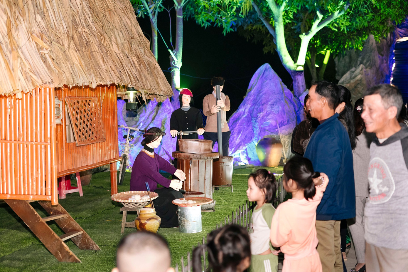 Sau khi hang đá được hoàn thiện, những ngày qua, đông người dân trong vùng đã đến để chiêm ngưỡng và chụp hình lưu niệm hang đá Giáng sinh này. Sau khi hang đá được hoàn thiện, những ngày qua, đông người dân trong vùng đã đến để chiêm ngưỡng và chụp hình lưu niệm hang đá Giáng sinh này.