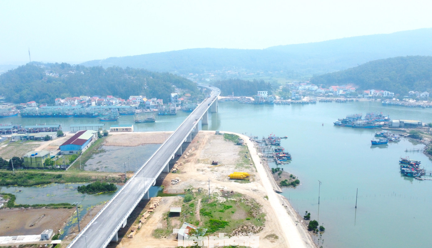 Dự án có quy mô đường cấp III đồng bằng. Toàn tuyến có 8 cầu, trong đó 5 cầu lớn gồm: Lạch Vạn, Cửa Thơi, Lạch Quèn, Nghi Quang, Hoàng Mai và 3 cầu nhỏ gồm Tân Long, kênh Nhà Lê, Nghi Tân.