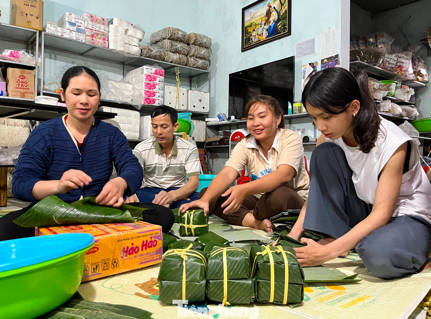 Dịp Tết Nguyên đán, làng bánh chưng Vĩnh Hòa (xã Hợp Thành, huyện Yên Thành, Nghệ An) lại tất bật vào vụ. Bánh ở làng nghề này được làm quanh năm, tuy nhiên dịp Tết mới là vụ chính khi đơn hàng tăng gấp 3 ngày thường. Đơn hàng nhiều, lượng bánh sản xuất lớn nên những ngày Tết, người dân ở làng bánh chưng Vĩnh Hòa làm quên ăn, quên ngủ.