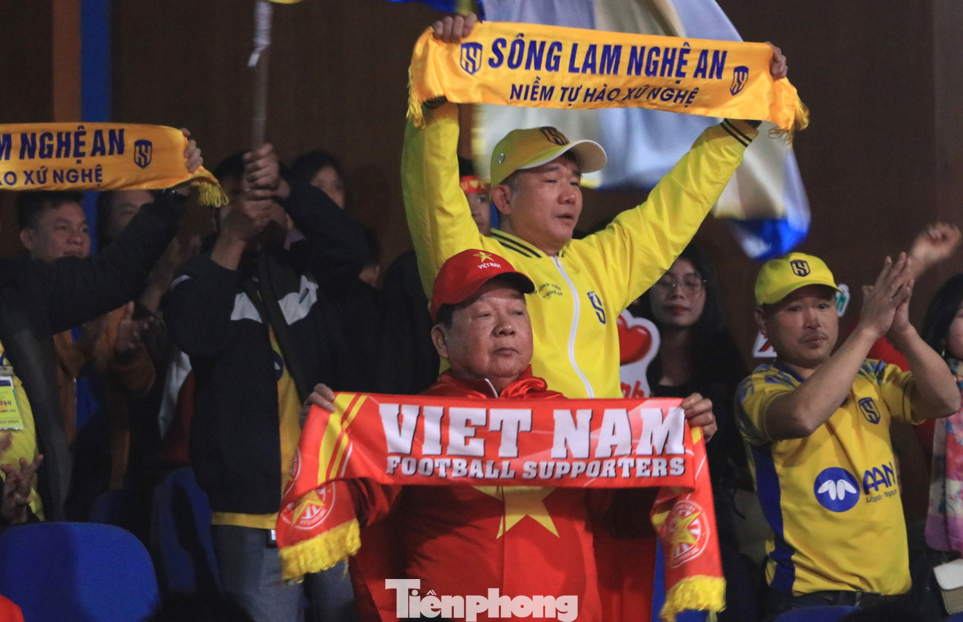 Đông đảo người hâm mộ, đoàn viên thanh niên có mặt tại chương trình giao lưu. Đông đảo người hâm mộ, đoàn viên thanh niên có mặt tại chương trình giao lưu.