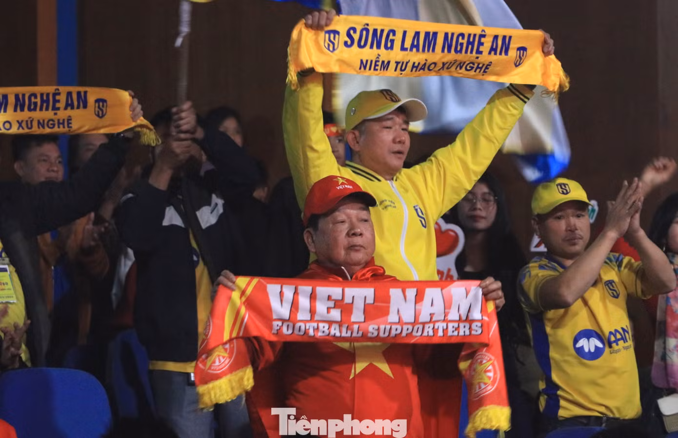 Đông đảo người hâm mộ, đoàn viên thanh niên có mặt tại chương trình giao lưu.