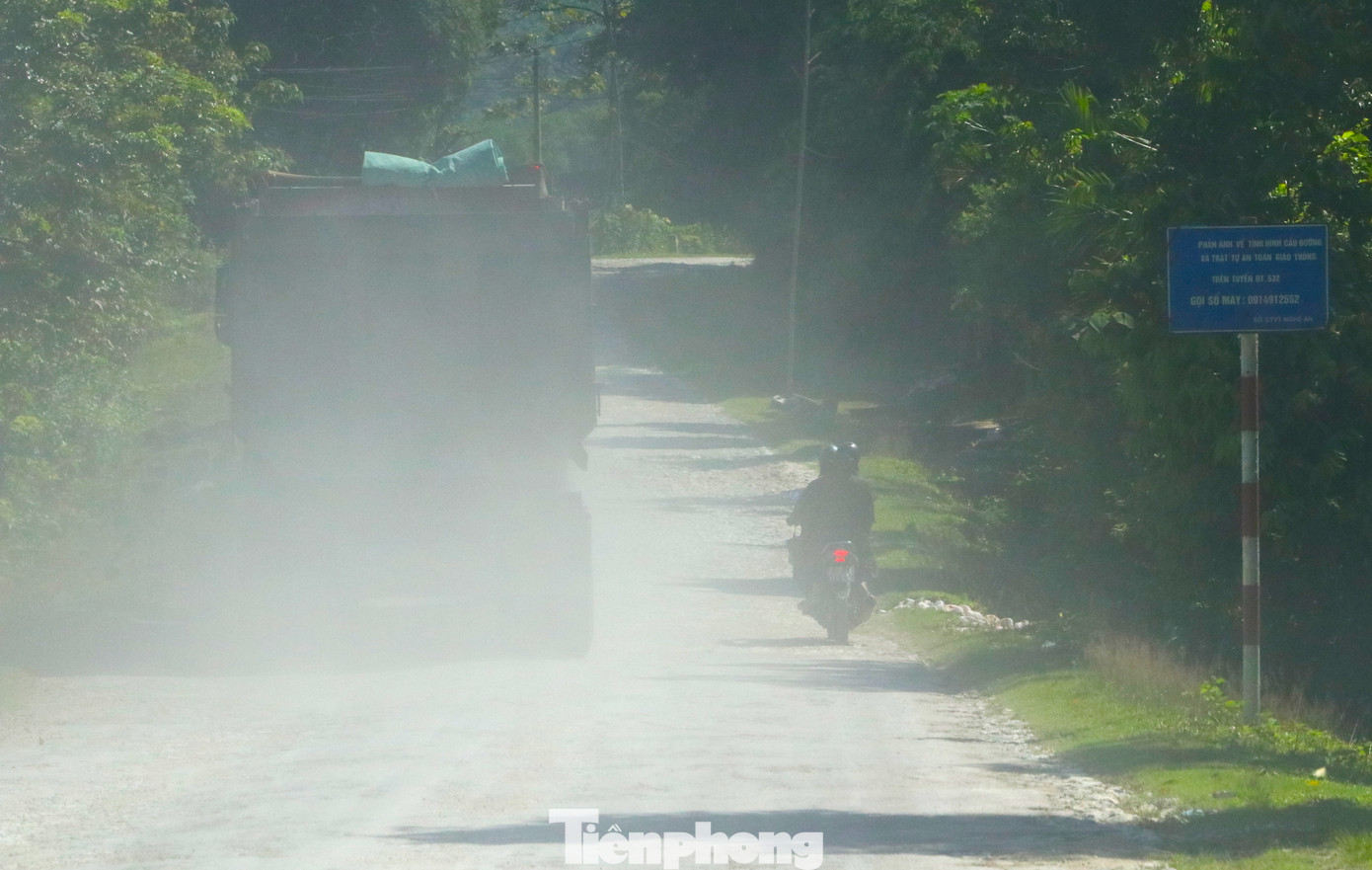 Nhiều đoạn ổ voi, ổ gà chằng chịt. Ngày nắng thì bụi bay mù mịt. Ngày mưa thì bùn đất lầy lội khiến người dân và các phương tiện di chuyển khó khăn.