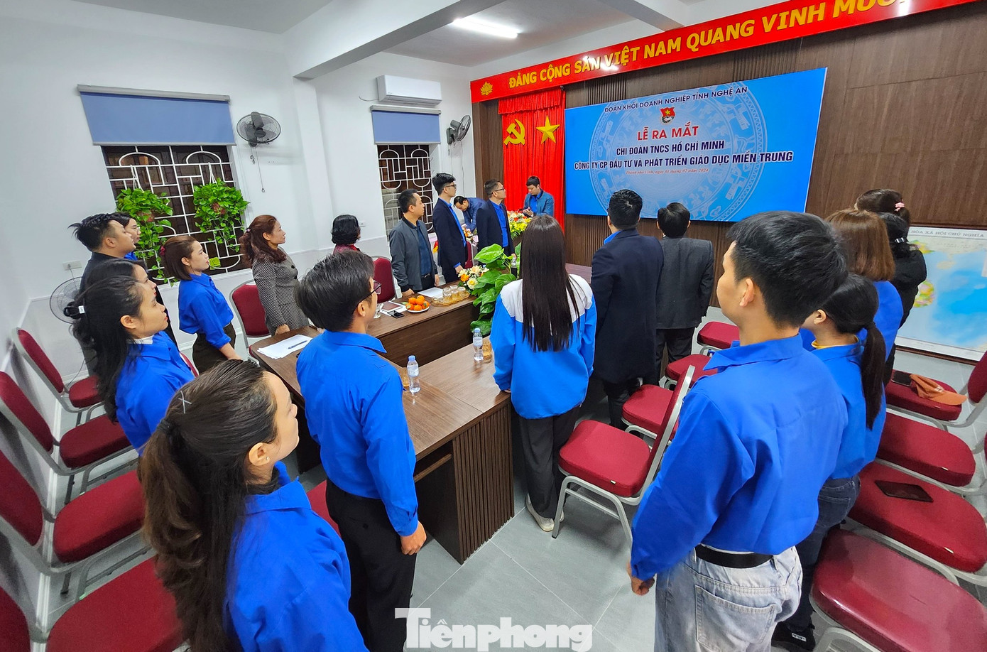 Toàn cảnh buổi lễ ra mắt Chi đoàn Công ty cổ phần Đầu tư và Phát triển Giáo dục miền Trung. Dự buổi lễ có ông Ngô Đình Viện - Phó Bí thư Đảng ủy Khối Doanh nghiệp tỉnh cùng đại diện ban lãnh đạo Công ty cổ phần Đầu tư và Phát triển Giáo dục miền Trung và các đơn vị liên quan.