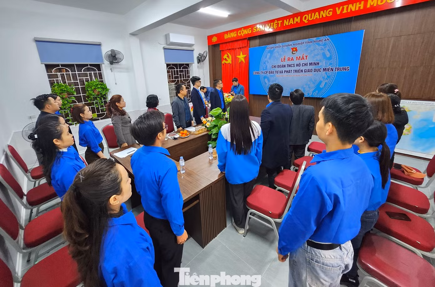 Toàn cảnh buổi lễ ra mắt Chi đoàn Công ty cổ phần Đầu tư và Phát triển Giáo dục miền Trung. Dự buổi lễ có ông Ngô Đình Viện - Phó Bí thư Đảng ủy Khối Doanh nghiệp tỉnh cùng đại diện ban lãnh đạo Công ty cổ phần Đầu tư và Phát triển Giáo dục miền Trung và các đơn vị liên quan.