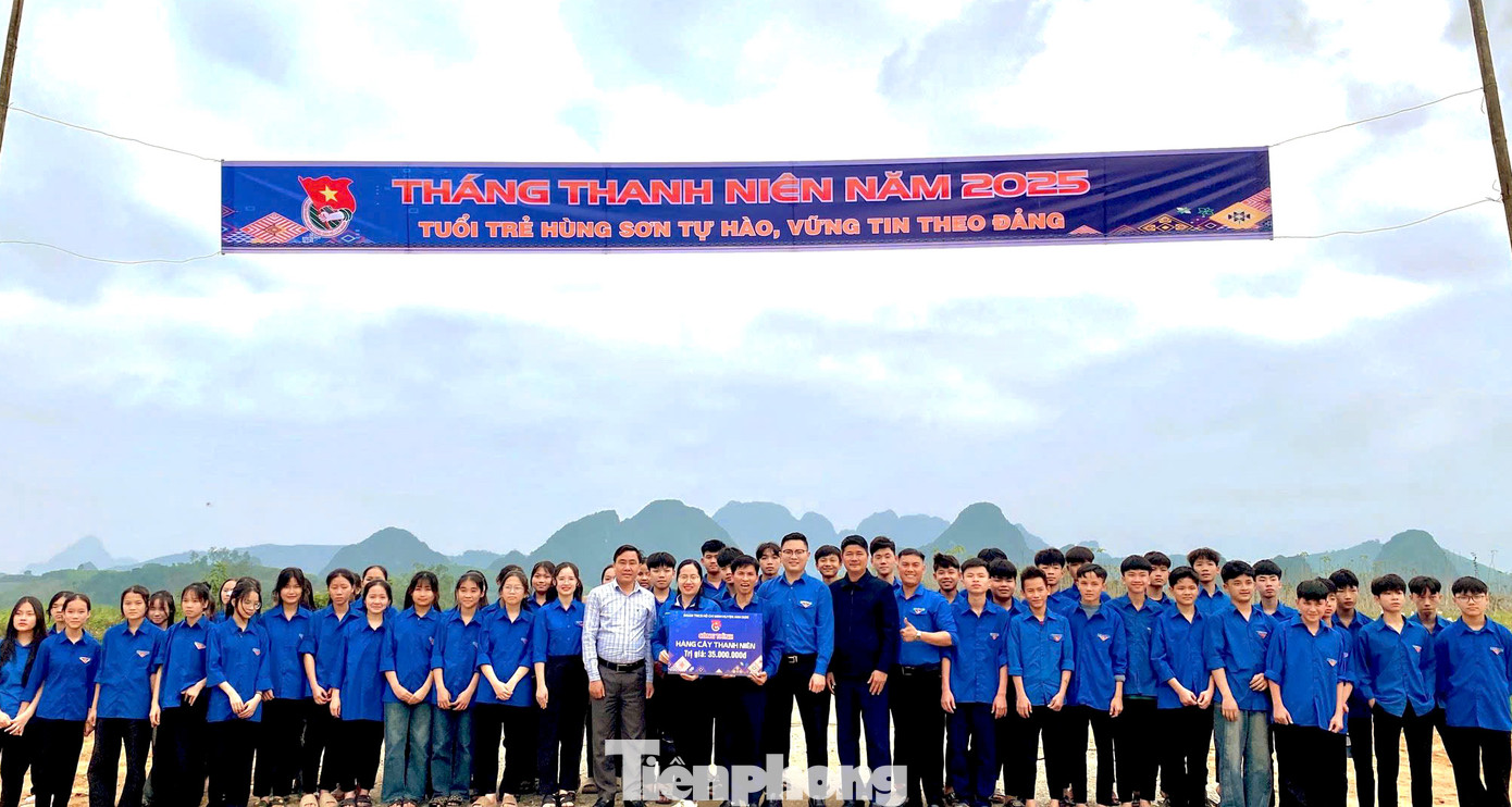 Tại Lễ ra quân Tháng Thanh niên, hơn 1.500 đoàn viên thanh niên huyện Anh Sơn đã trao tặng 300 triệu tiền vốn khởi nghiệp cho thanh niên tại địa phương; Khánh thành công trình thể dục ngoài trời trị giá 20tr đồng; tặng 5 suất quà cho 5 gia đình có công với cách mạng. Tại Lễ ra quân Tháng Thanh niên, hơn 1.500 đoàn viên thanh niên huyện Anh Sơn đã trao tặng 300 triệu tiền vốn khởi nghiệp cho thanh niên tại địa phương; Khánh thành công trình thể dục ngoài trời trị giá 20tr đồng; tặng 5 suất quà cho 5 gia đình có công với cách mạng.