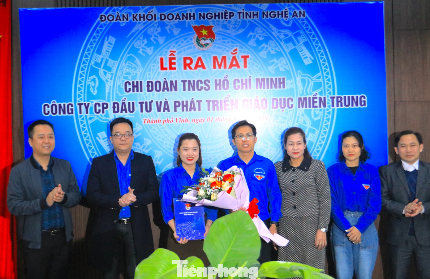 Tặng hoa chúc mừng Chi đoàn Công ty cổ phần Đầu tư và Phát triển Giáo dục miền Trung.