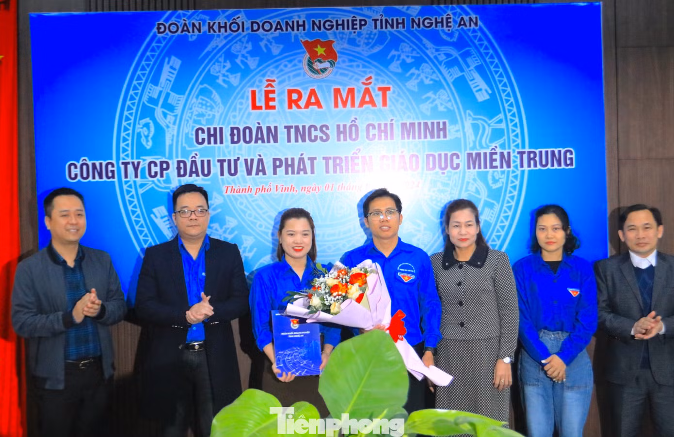 Tặng hoa chúc mừng Chi đoàn Công ty cổ phần Đầu tư và Phát triển Giáo dục miền Trung.