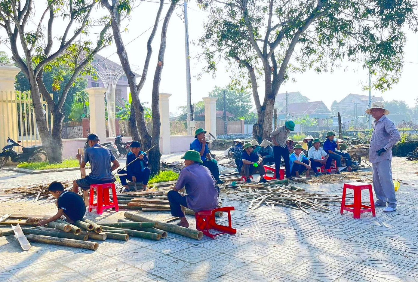 Trong khi những người trẻ, có sức khỏe đảm nhiệm việc dựng khung hang, những người phụ nữ và người lớn tuổi sẽ phụ trách làm bao bì xi-măng và chẻ cây mét để lát nền đường đi xuyên trong hang đá. Trong khi những người trẻ, có sức khỏe đảm nhiệm việc dựng khung hang, những người phụ nữ và người lớn tuổi sẽ phụ trách làm bao bì xi-măng và chẻ cây mét để lát nền đường đi xuyên trong hang đá.