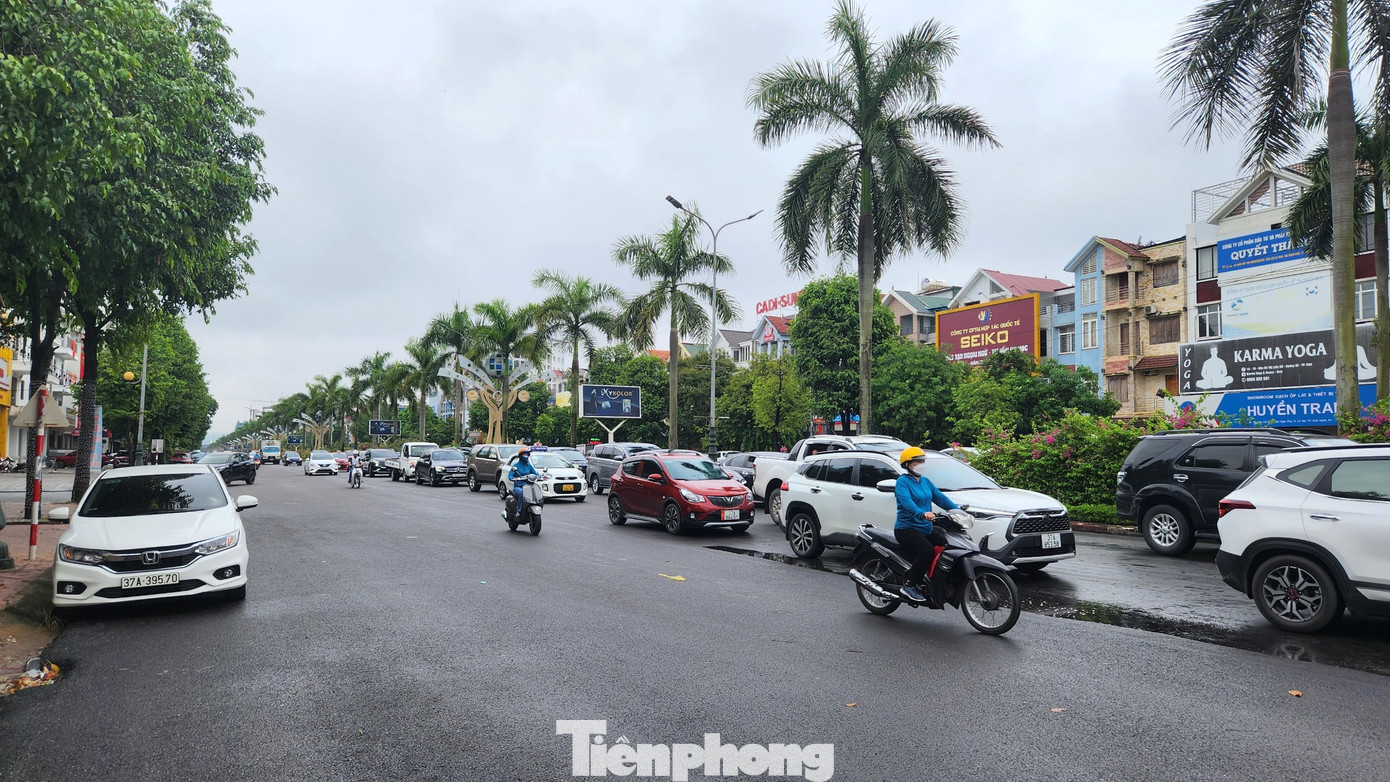 Tại ngã tư giao với Đại lộ Vinh - Cửa Lò, đơn vị thi công đào cùng lúc 4 điểm 2 bên đường. Các điểm đều thi công dang dở tạo thành nút thắt cổ chai khiến giao thông ảnh hưởng. Tại ngã tư giao với Đại lộ Vinh - Cửa Lò, đơn vị thi công đào cùng lúc 4 điểm 2 bên đường. Các điểm đều thi công dang dở tạo thành nút thắt cổ chai khiến giao thông ảnh hưởng.