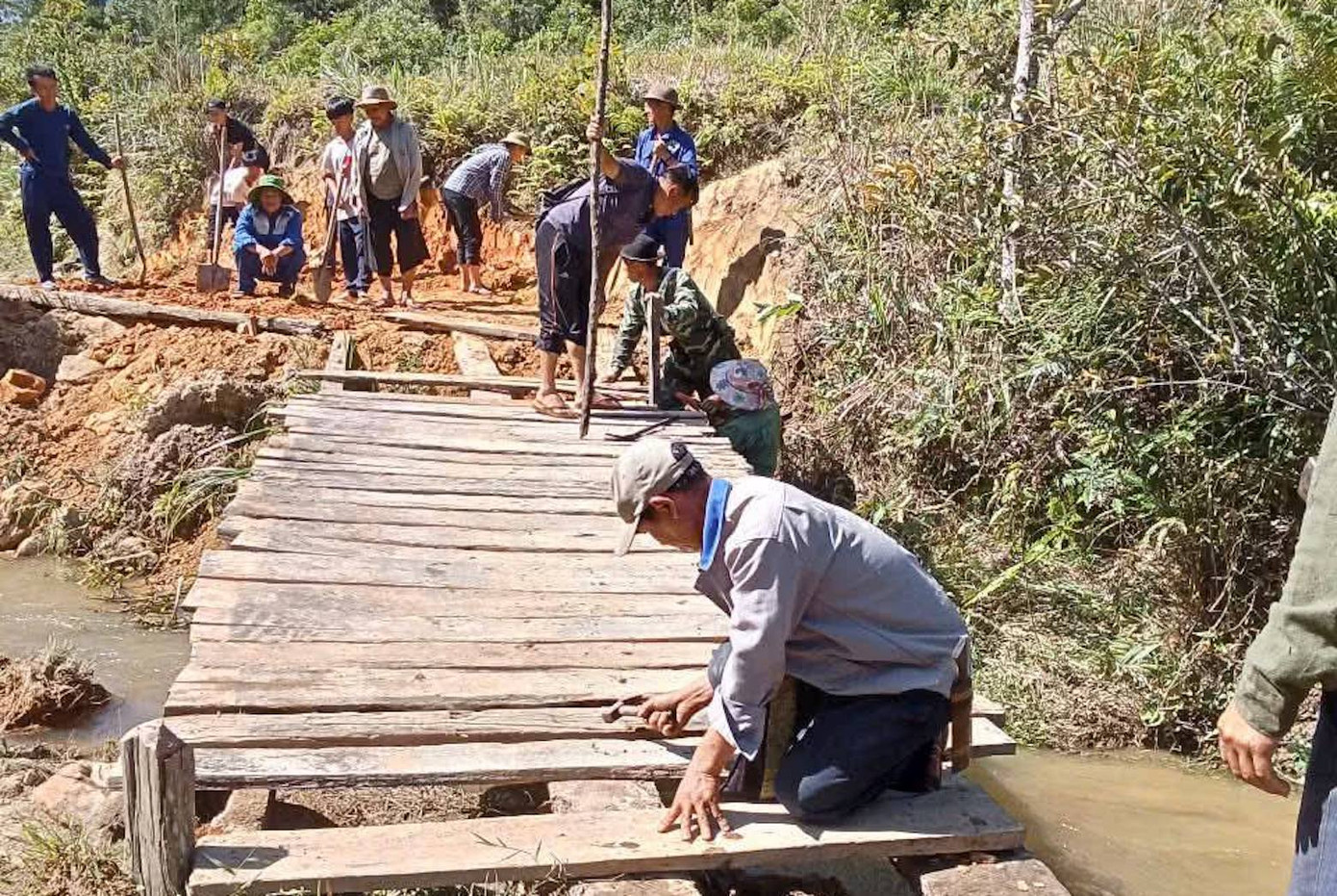 Trước đó, cán bộ, chiến sĩ Đồn Biên phòng Tri Lễ (Bộ đội Biên phòng Nghệ An) cũng đã phối hợp với chính quyền và người dân địa phương tiến hành khắc phục, làm lại cây cầu dân sinh trên tuyến đường vào bản Huồi Mới (xã Tri Lễ) bị mưa lũ cuốn trôi.