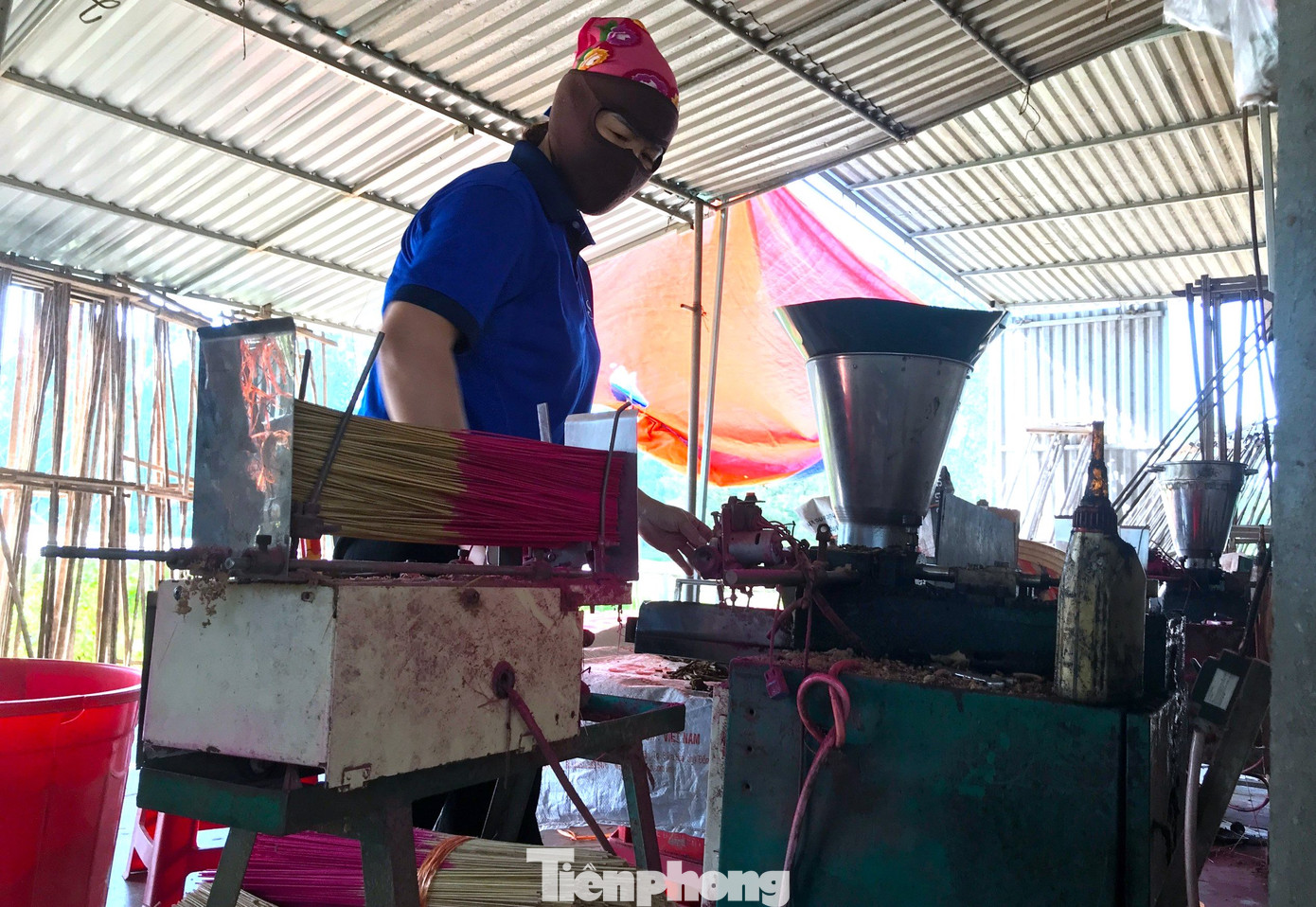 Chia sẻ về các công đoạn làm hương, bà Phúc cho hay, các nguyên liệu sau khi được sấy khô, xay nhỏ, trộn đều theo tỷ lệ thì người thợ chỉ cần cho nguyên liệu vào phễu máy. Cồi hương được cho vào khay cố định rồi máy sẽ tự động cho ra những cây hương thành phẩm.