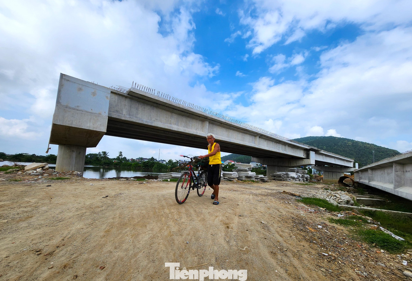 Toàn tuyến được xây dựng quy mô đường cấp III đồng bằng với 8 cây cầu.