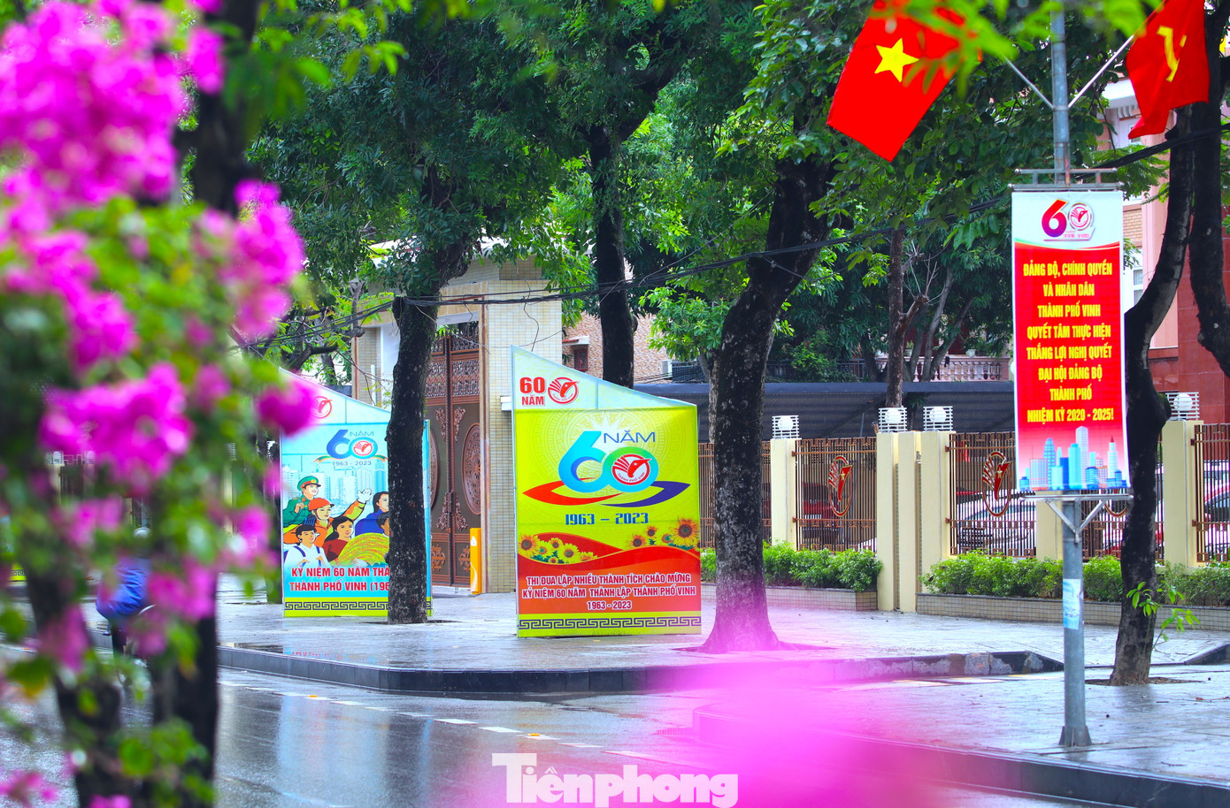 Các tuyến phố ở thành phố Vinh được đầu tư xây dựng, chỉnh trang sạch đẹp và rực rỡ cờ hoa.