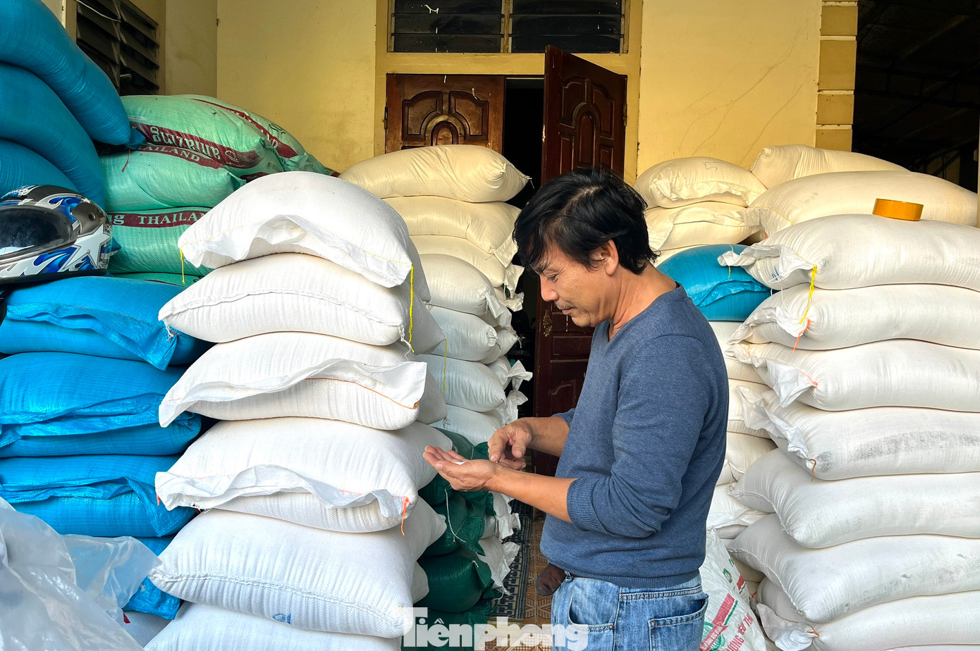 Bánh chưng Vĩnh Hòa có thương hiệu nổi tiếng bởi chất lượng, vị thơm ngon và độ dẻo không thể lẫn đi đâu được. Để làm nên được hương vị riêng là nhờ việc người dân tuyển chọn kỹ nguyên liệu từ lá gói cho đến nếp, đậu xanh, thịt… Trong đó, nếp để gói bánh là quan trọng nhất vì sẽ tạo nên độ dẻo cho bánh. Nếp được chọn phải là loại đặc biệt, hạt to tròn, trắng. Sau khi ngâm, người dân sẽ rửa sạch, kỹ để không bị lẫn tạp chất bẩn.