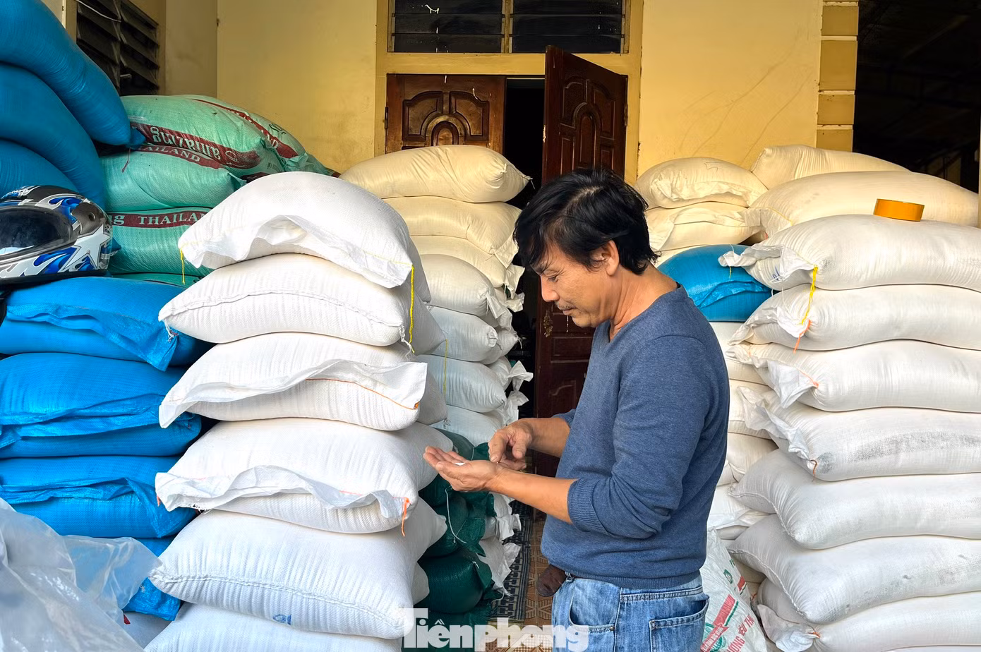 Bánh chưng Vĩnh Hòa có thương hiệu nổi tiếng bởi chất lượng, vị thơm ngon và độ dẻo không thể lẫn đi đâu được. Để làm nên được hương vị riêng là nhờ việc người dân tuyển chọn kỹ nguyên liệu từ lá gói cho đến nếp, đậu xanh, thịt… Trong đó, nếp để gói bánh là quan trọng nhất vì sẽ tạo nên độ dẻo cho bánh. Nếp được chọn phải là loại đặc biệt, hạt to tròn, trắng. Sau khi ngâm, người dân sẽ rửa sạch, kỹ để không bị lẫn tạp chất bẩn.
