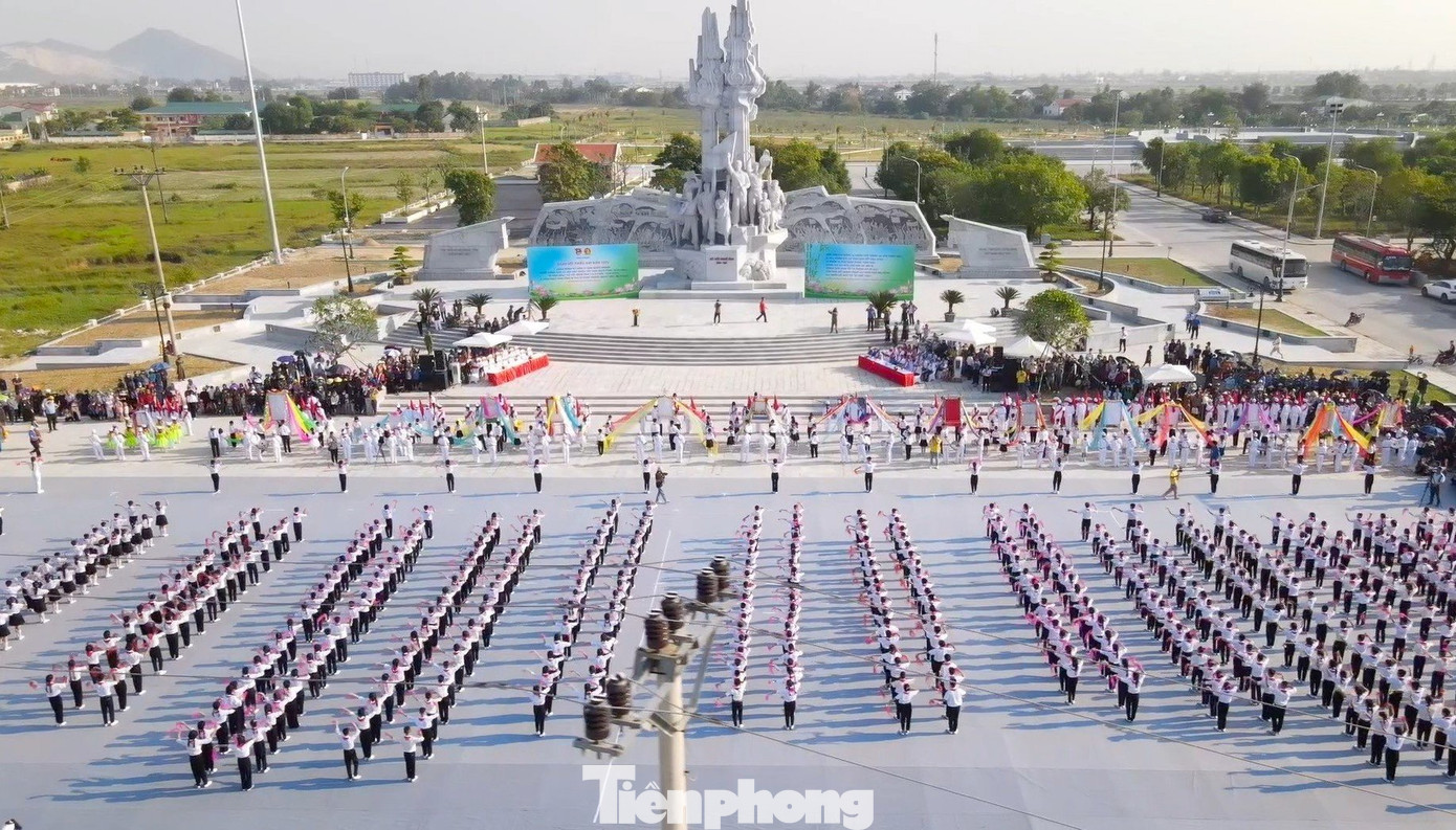 Sáng 1/9, tại Quảng trường Xô Viết Nghệ Tĩnh (thị trấn Hưng Nguyên, huyện Hưng Nguyên, Nghệ An), Ban Thường vụ Huyện ủy Hưng Nguyên cùng Huyện Đoàn, Hội đồng đội huyện Hưng Nguyên đã long trọng tổ chức “Ngày hội thiếu nhi huyện Hưng Nguyên năm 2023”.