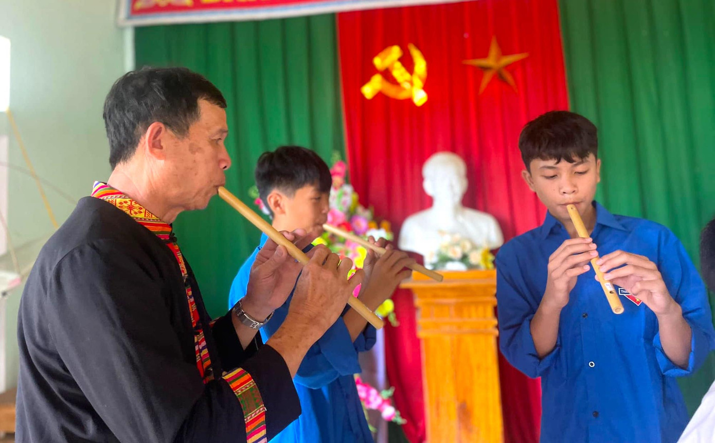 Các đoàn viên trẻ học thổi sáo.